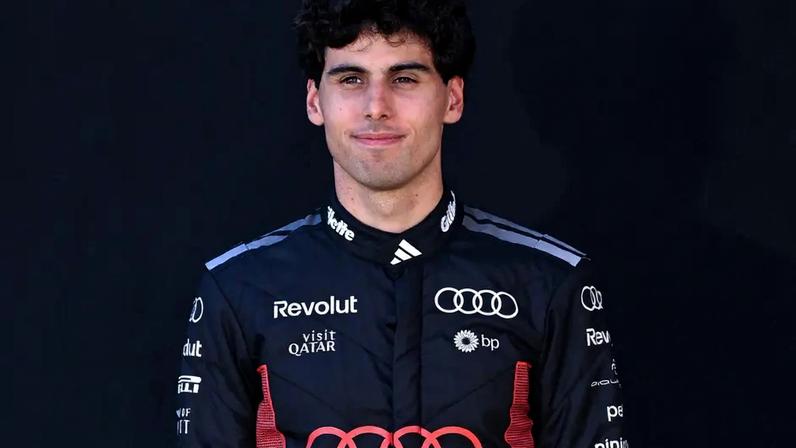 Gabriel Bortoleto posa para retrato antes do GP da Austrália de Fórmula 1 no Albert Park, em Melbourne (Foto: Martin Keep/AFP)