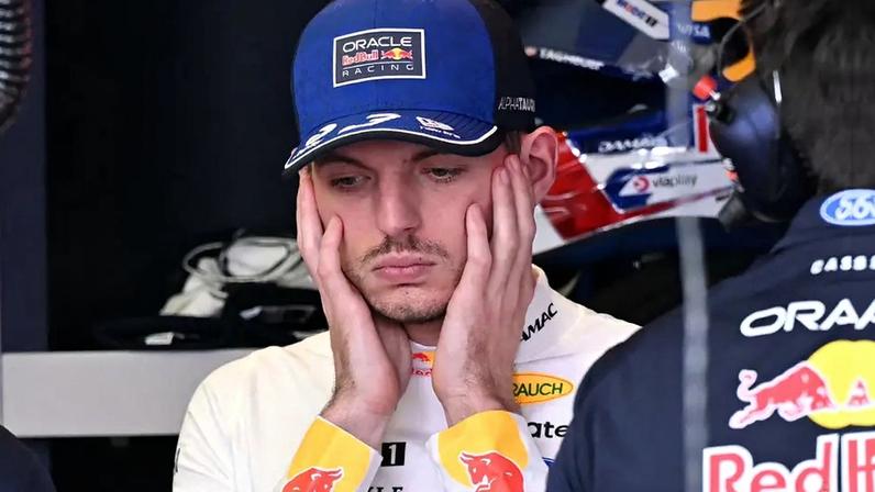 Max Verstappen reage nos boxes durante o terceiro treino livre do GP da Austrália de Fórmula 1 em Albert Park. (Foto: William West/AFP)