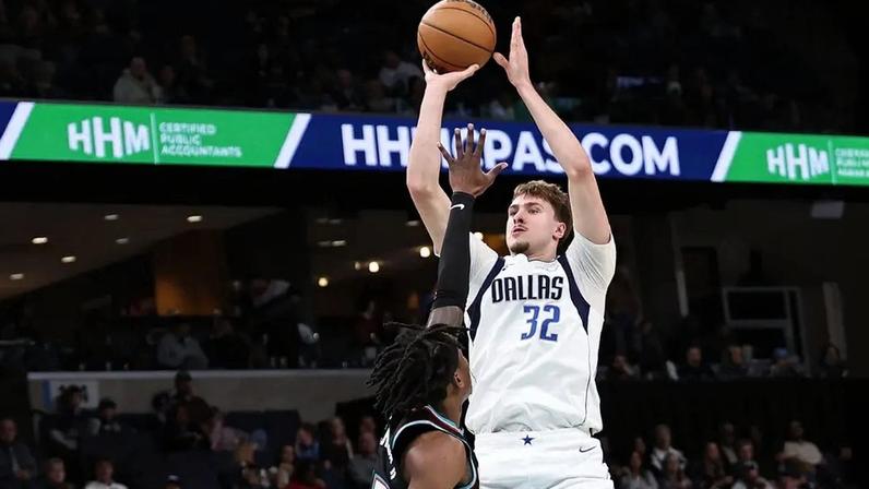 Cooper Flagg, do Dallas Mavericks, arremessa contra GG Jackson, do Memphis Grizzlies, no FedExForum, em Memphis, em 12 de março de 2026 (Foto: Justin Ford/Getty Images/AFP)