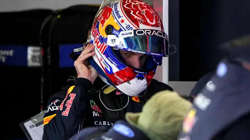 Max Verstappen, da Red Bull, ajusta capacete nos boxes em classificação da sprint do GP da China de F1 (Foto: Andy Wong/Pool/AFP)