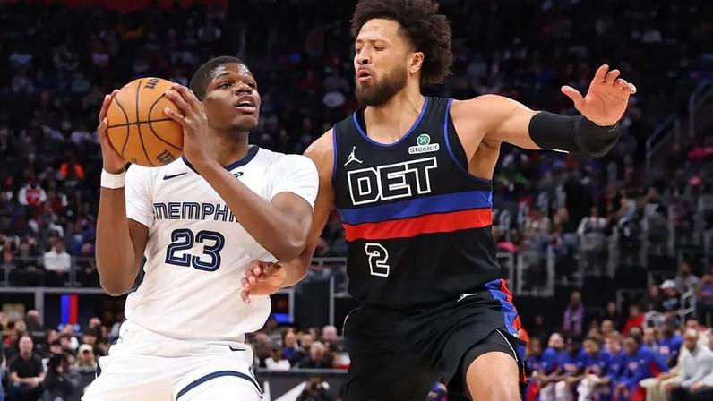 Cedric Coward, do Memphis Grizzlies, tenta passar por Cade Cunningham, do Detroit Pistons, na primeira metade da partida, 13 de março de 2026. (Foto: Gregory Shamus/Getty Images/AFP)
