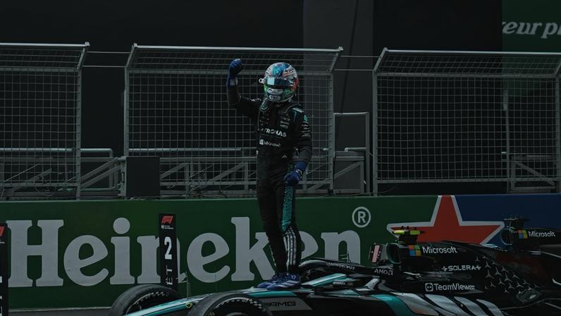 Kimi Antonelli comemora vitória em cima do carro no GP da China (Foto: Hector Retamal/AFP)