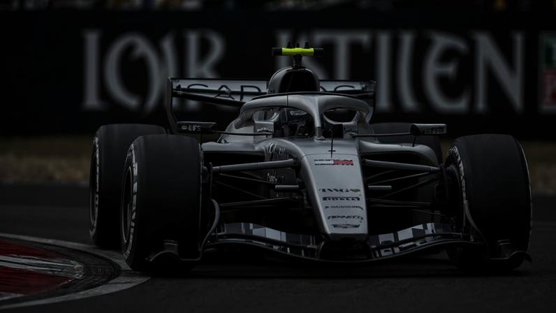 Valtteri Bottas durante o GP da China de Fórmula 1 (Foto: Hector RETAMAL / AFP)