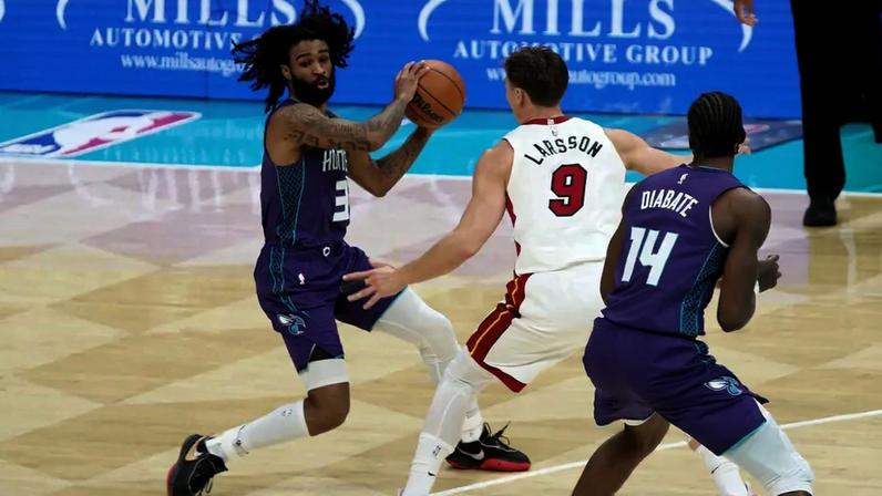 Jogo entre Charlotte Hornets e Miami Heat abre o Play-in da NBA 2025/26 (Foto: Brock Williams-Smith/NBA Entertainment/Getty Images)