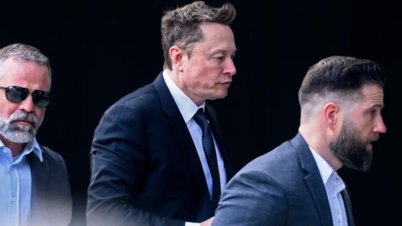Elon Musk chega ao tribunal federal em 4 de março de 2026 em São Francisco, Califórnia, durante seu julgamento em um processo civil por supostamente manipular o preço das ações do Twitter antes de comprar a empresa em 2022