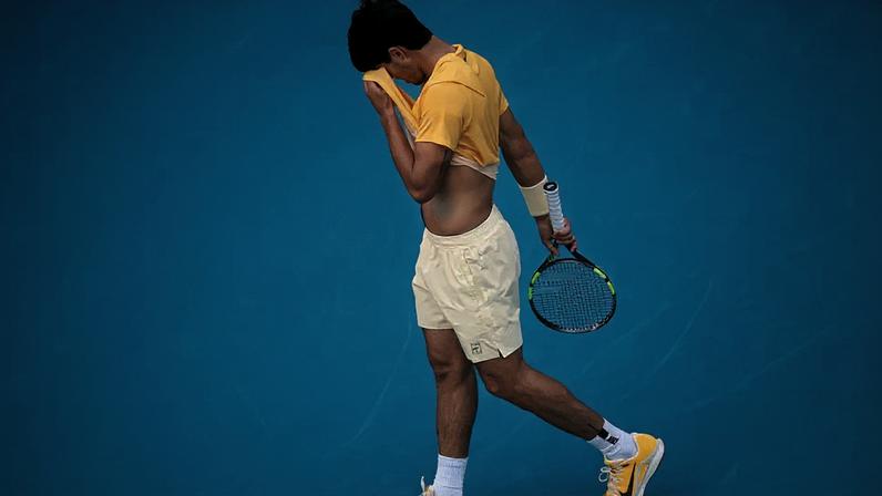 Carlos Alcaraz enxugando seu rosto durante confronto contra Sebastian Korda (Foto: Matthew Stockman/Getty Images via AFP)
