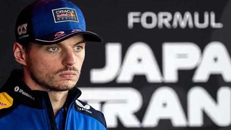 F1: Max Verstappen na coletiva de imprensa do GP do Japão 2026 (Foto: Andrew Caballero - Reynolds/AFP)