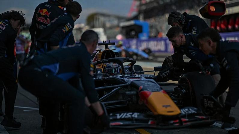 Max Verstappen em preparação para o Treino Livre 1, no GP do Japão 2026 (Foto: Philip Fong/AFP)