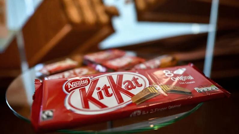 (FILES) A pack of chocolate-covered wafer biscuit bar KitKat brand is displayed in the showroom of Swiss food giant's Nestle on October 20, 2016 in Vevey. A huge shipment of Nestle's crunchy KitKat chocolate bars was stolen in Europe, the brand said on March 28, 2026, warning that the heist risked causing shortages in stores right before Easter. KitKat, owned by Swiss food giant Nestle, confirmed in a statement sent to AFP on Saturday that "a truck transporting 413,793 units of its new chocolate range has been stolen during transit in Europe". (Photo by FABRICE COFFRINI / AFP)