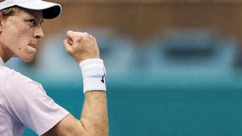 Sinner, rei das quadras rápidas, é o adversário do saibro, apontam números