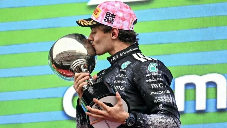 Italiano Kimi Antonelli, da Mercedes, beija o troféu da vitória no GP do Japão de Fórmula 1 (Foto: Philip FONG / AFP)