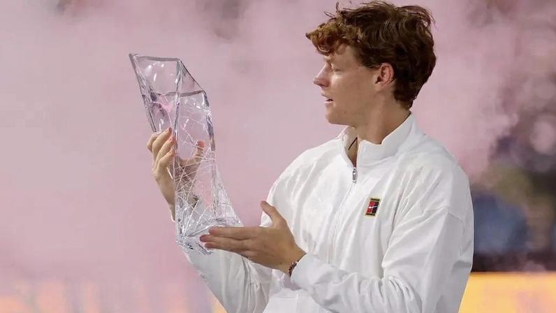 O italiano Jannik Sinner com o troféu do Masters 1000 de Miami (Foto: Matthew Stockman/AFP)