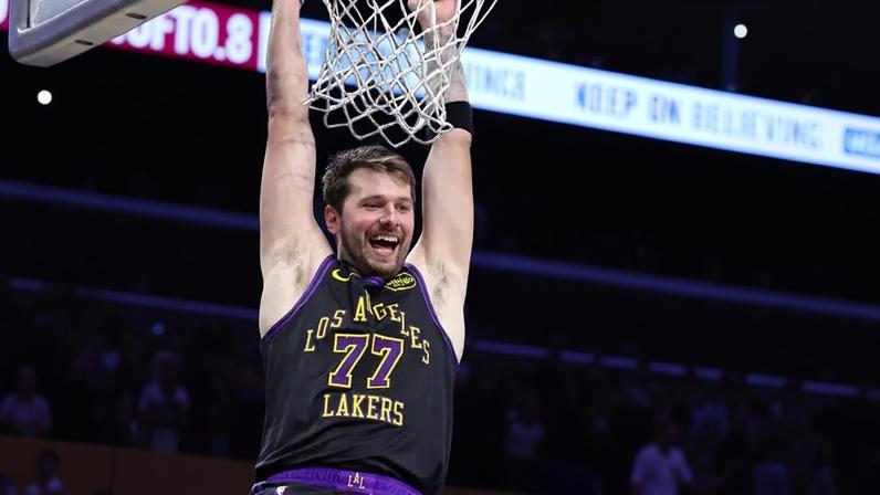 Luka Doncic faz um "dunk" durante partida do Lakers contra o Cleveland Cavaliers (Foto: Ronald Martinez/Getty Images via AFP)