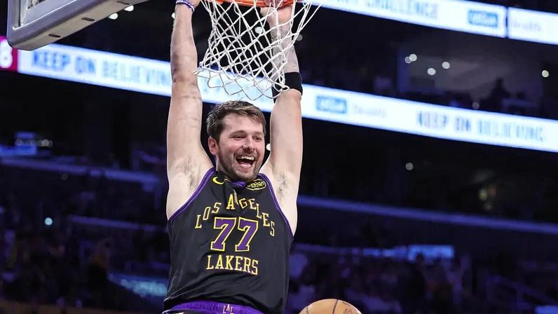 Luka Doncic faz um "dunk" durante partida do Lakers contra o Cleveland Cavaliers (Foto: Ronald Martinez/Getty Images via AFP)
