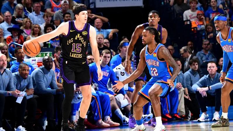 Austin Reaves e Shai Gligeous-Alexander na partida entre Los Angeles Lakers e Oklahoma City Thunder (Foto: Adam Pantozzi/Getty Images via AFP)