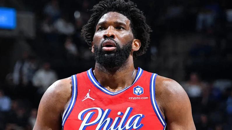 Joel Embiid em ação na NBA 25/26 (Foto: Michael Gonzales/NBA Entertainment/Getty Images)
