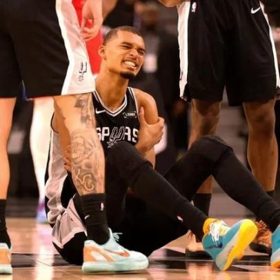 Wembanyama se lesiona e deixa quadra na vitória do Spurs sobre o Sixers