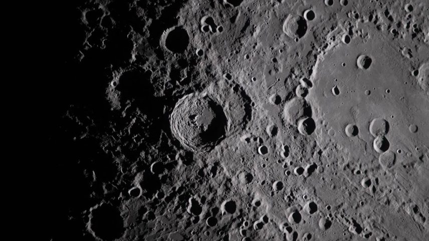 Vista aproximada da Cratera Vavilov, na borda da bacia lunar de Hertzsprung, mais antiga e maior, na perspectiva da espaçonave Orion (Nasa/AFP)