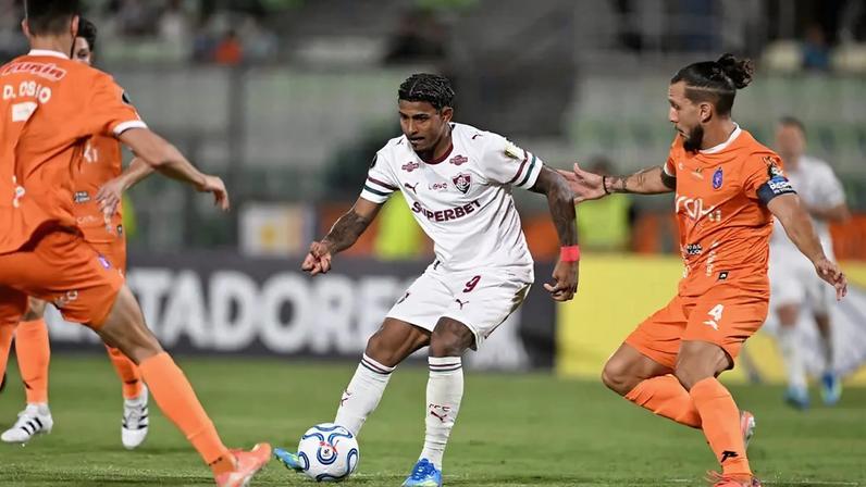 John Kennedy em ação em Deportivo La Guaira x Fluminense (Foto: Juan BARRETO / AFP)
