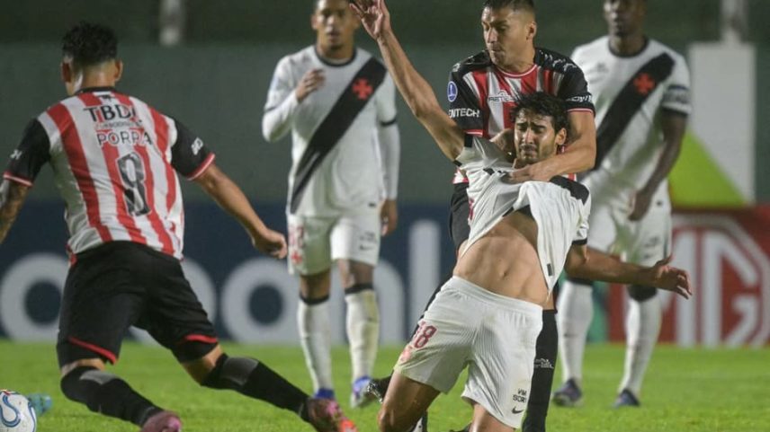 JP na partida entre Barracas Central x Vasco (Foto: JUAN MABROMATA / AFP)