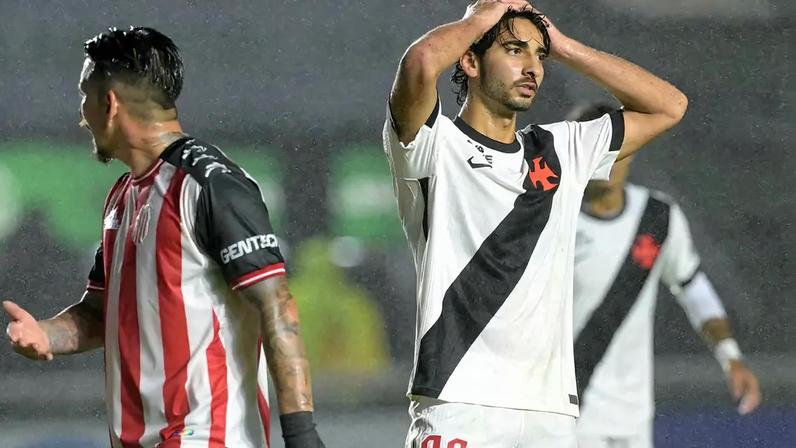 JP lamenta chance disperdiçada pelo Vasco (Foto: Juan MABROMATA / AFP)