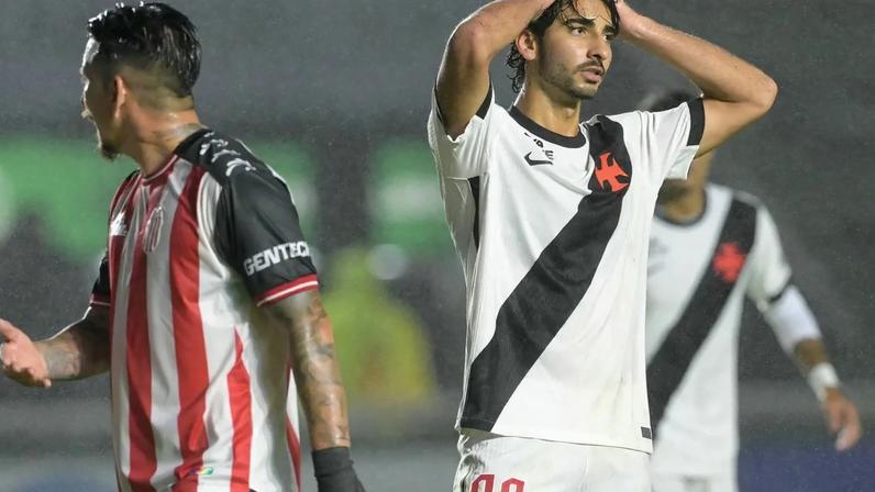 JP lamenta chance disperdiçada pelo Vasco (Foto: Juan MABROMATA / AFP)