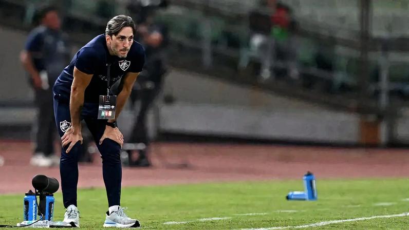 Zubeldía no campo em La Guaira x Fluminense pela Libertadores (Foto: Juan Barreto / AFP)