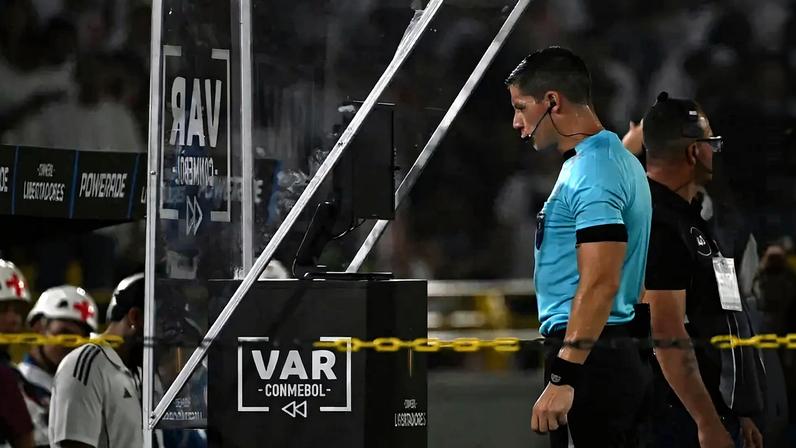 Árbitro marca pênalti contra o Palmeiras depois de ir ao VAR. (Foto: Luis Acosta/AFP)