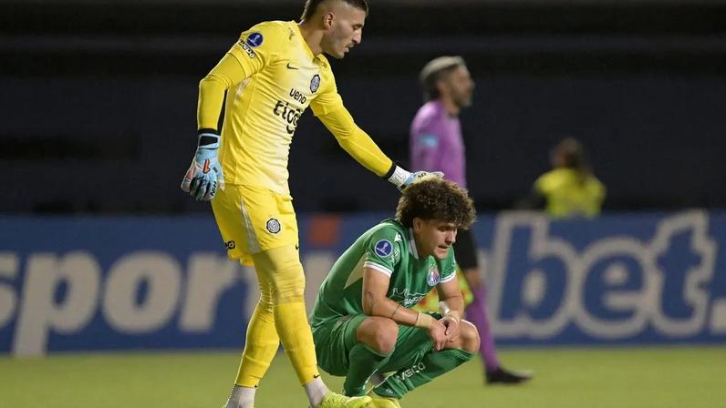 Goleiro do Olimpia, Gaston Olveira, consola Favian Loyola , do Audax Italiano, após derrota (Foto: Rodrigo Arangua/AFP)