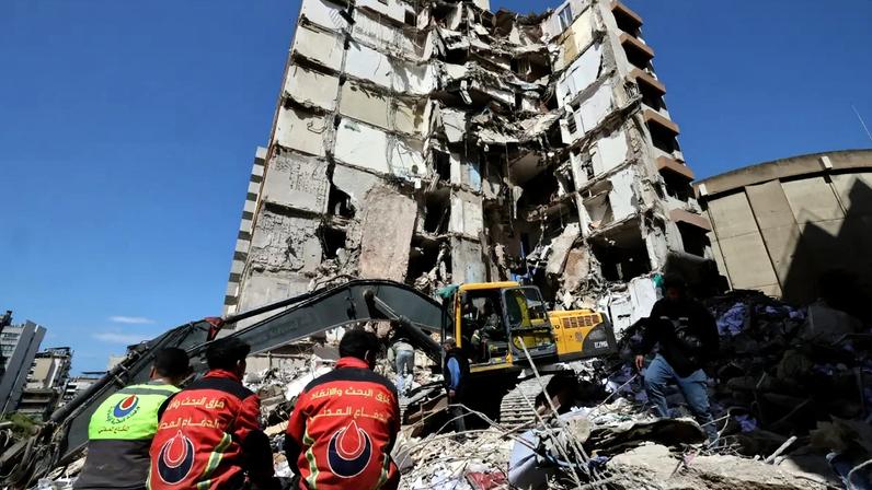 Socorristas ao lado de destroços após ataques de Israel contra o Líbano, em Beirute. 9/4/2026 (Ibrahim AMRO/AFP)
