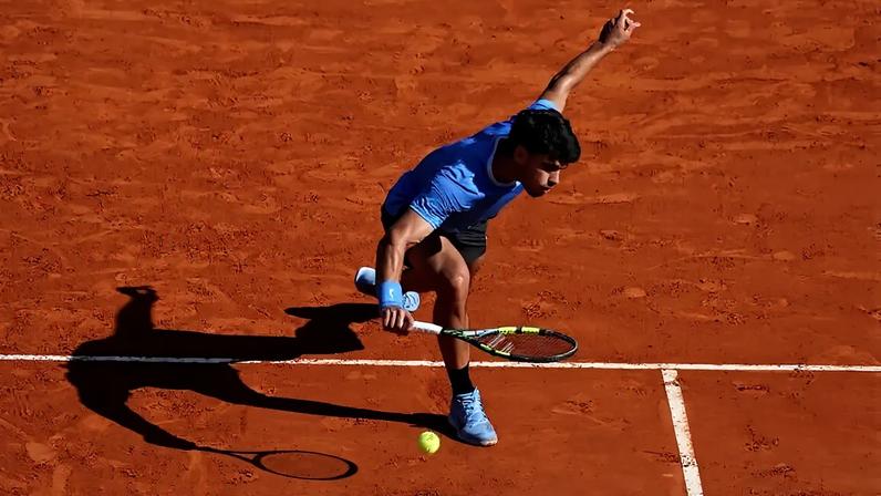 O espanhol Carlos Alcaraz na vitória sobre o argentino Tomas Martin Etcheverry em Monte Carlo (Foto: Valery HACHE / AFP)