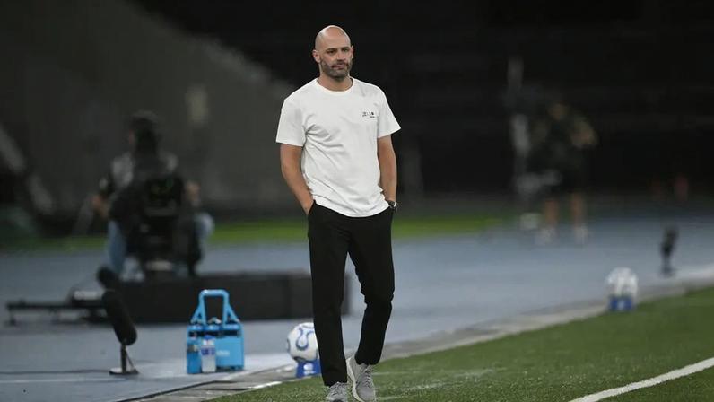 O técnico português do Botafogo, Franclim Carvalho, caminha durante a partida de futebol da fase de grupos da Copa Sul-Americana entre o Botafogo do Brasil e o Caracas FC (Foto: Mauro PIMENTEL / AFP)