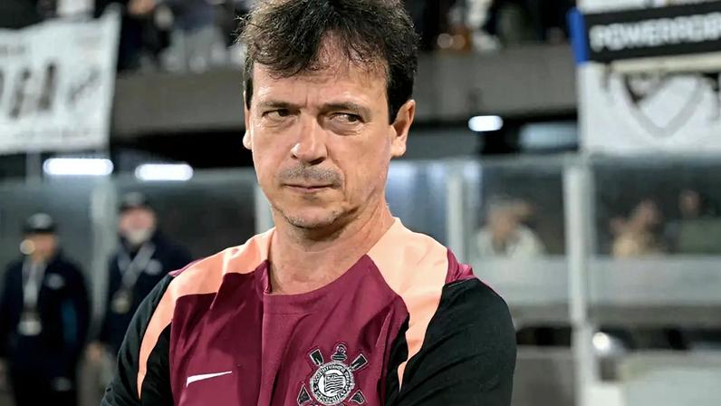 Fernando Diniz no comando do Corinthians (Foto: JUAN MABROMATA / AFP)