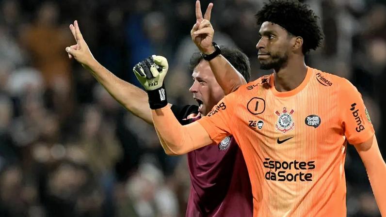 Corinthians, de Diniz e Hugo Souza, estreou com vitória fora de casa na Libertadores (Foto: Juan Mabromata/AFP)