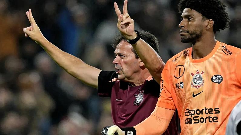 Diniz estreia no Corinthians com ajustes táticos e sinal positivo para Garro