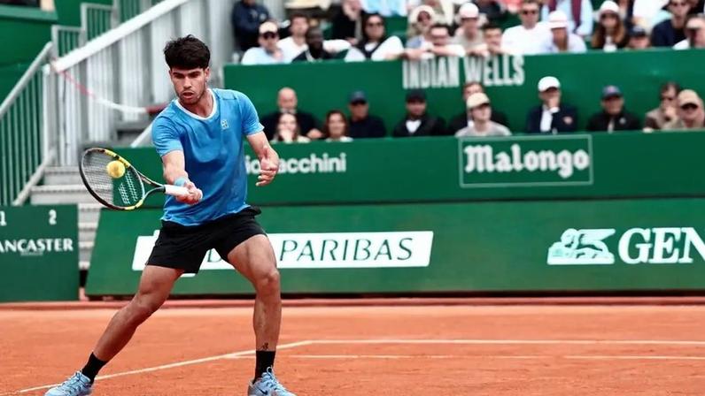 O espanhol Carlos Alcaraz na vitória nas quartas de Monte Carlo