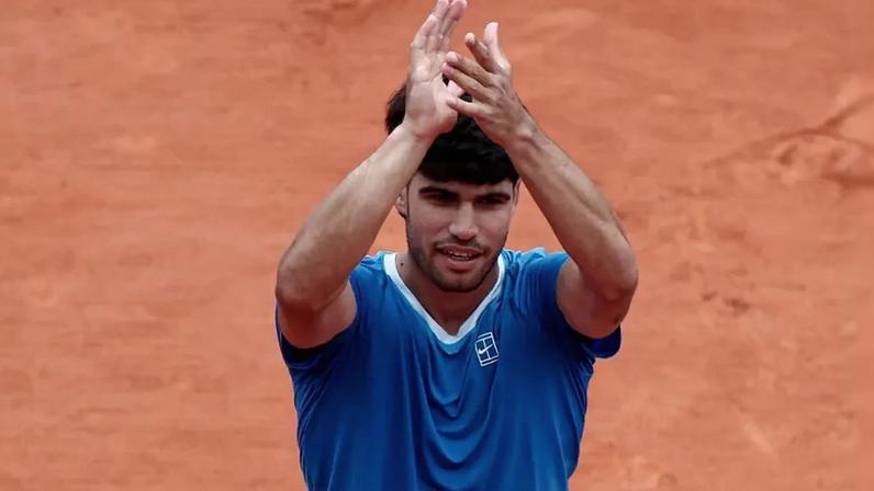 Carlos Alcaraz em ação no Masters 1000 de Monte Carlo (Foto: THIBAUD MORITZ / AFP)