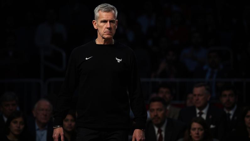 Técnico Billy Donovan, do Bulls, observa partida contra o Orlando Magic pela temporada regular da NBA (Foto: Geoff stellfox/Getty images/Afp)