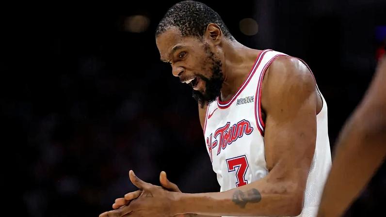 Kevin Durant, do Rockets, reage em partida contra o Timberwolves pela temporada regular da NBA (Foto: Alex slitz/Getty images/Afp)