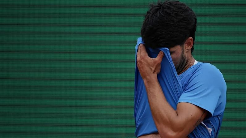 Espanhol Carlos Alcaraz reage após a final do Masters 1000 de Monte Carlo contra Jannik Sinner, na França. (Foto: Valery Hache/AFP)