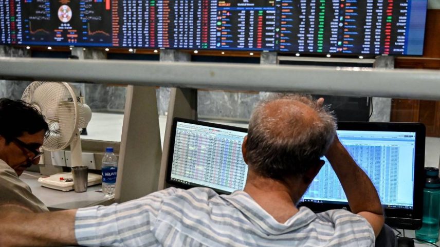 Corretores de ações reagem durante o horário de negociação na Bolsa de Valores do Paquistão (PSX) em Karachi, em 13 de abril de 2026. Os preços do petróleo dispararam e as ações despencaram em 13 de abril, após o fracasso das negociações de paz entre os EUA e o Irã e o anúncio de Donald Trump sobre o bloqueio do estratégico Estreito de Ormuz, aumentando os temores sobre o fornecimento de energia do Oriente Médio (ASIF HASSAN/AFP)