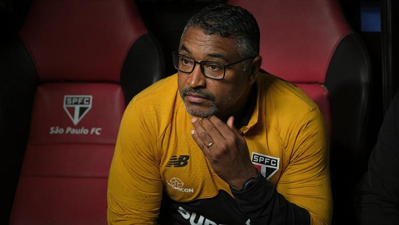 Roger está pensando em usar base para suprir lacunas no elenco (Foto: Nelson ALMEIDA / AFP)