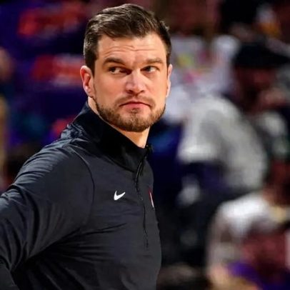 Tiago Splitter, técnico dos Blazers, é ovacionado pela torcida dos Spurs