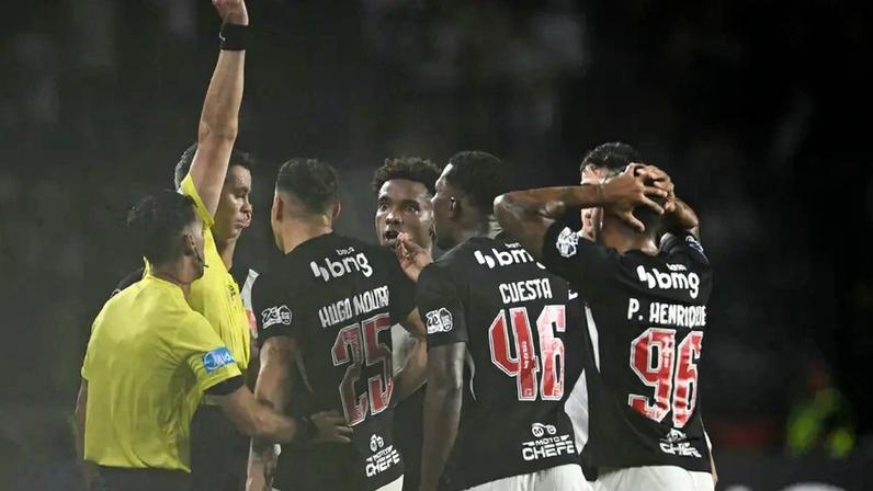 Árbitro da partida entre Vasco e Audax Italiano expulsa Carlos Cuesta (Foto: Mauro Pimentel/AFP)