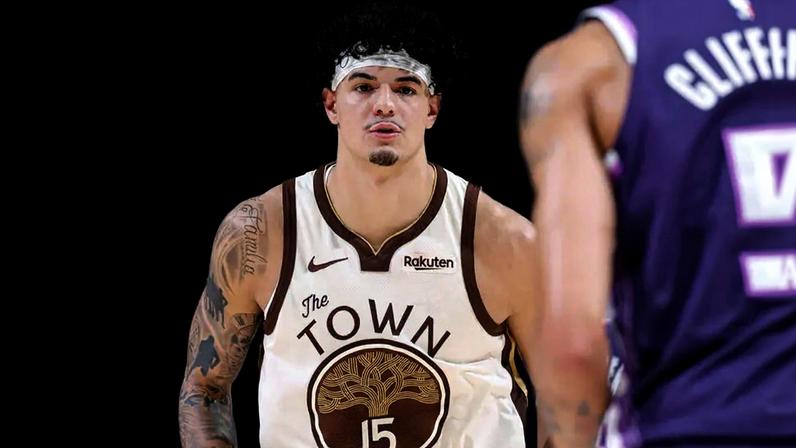 Gui Santos (#15), do Golden State Warriors, defende em jogo contra o Sacramento Kings no Golden 1 Center, em Sacramento, Califórnia.