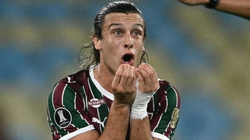 Canobbio reclama com a arbitragem em Fluminense x Independiente Rivadavia (Foto: MAURO PIMENTEL / AFP)