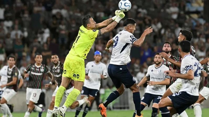 Fábio na partida entre Fluminense e Independiente Rivadavia (Foto: Mauro Pimentel/AFP)