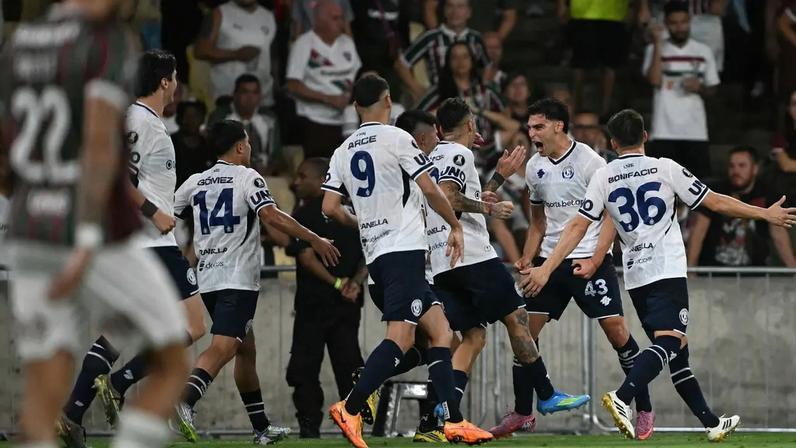 Jogadores do Rivadavia comemoram gol contra o Fluminense (Foto: Mauro Pimentel/AFP)