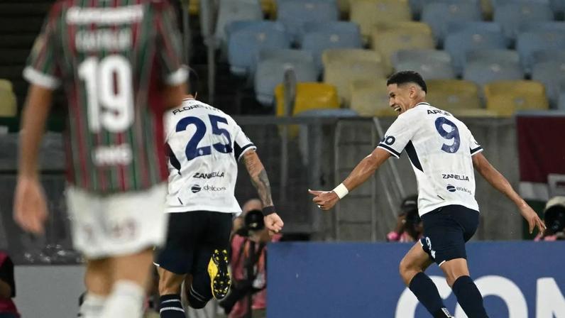 Jogadores do Independiente Rivadavia comemoram gol no Fluminense (Foto: MAURO PIMENTEL / AFP)