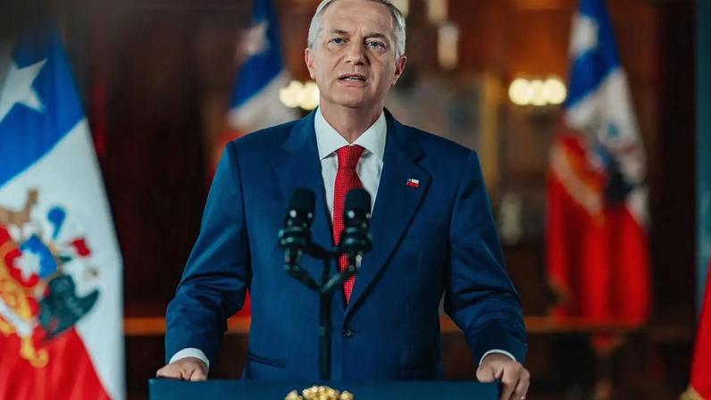 O presidente chileno, José Antonio Kast, dirigindo-se à nação durante um pronunciamento televisionado no Palácio Presidencial de La Moneda, em Santiago, em 15 de abril de 2026 (Presidência do Chile/Divulgação)